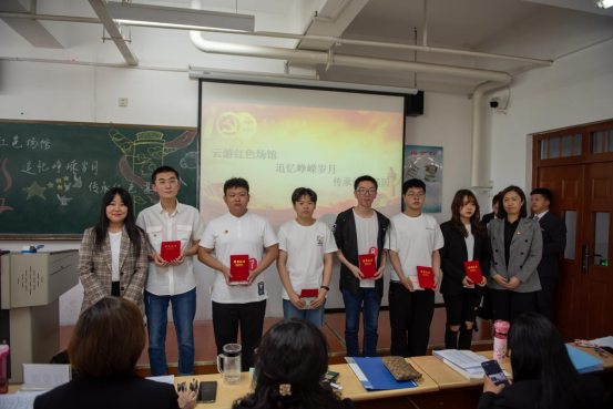 马克思主义学院举办“云游红色场馆·追忆峥嵘岁月·传承红色基因”主题汇报(1)1070.png 马克思主义学院举办“云游红色场馆·追忆峥嵘岁月·传承红色基因”主题汇报(1)1070.png