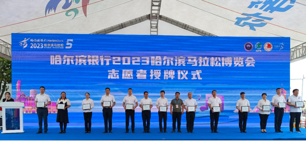 4米兰官方登录平台领导老师上台领奖.jpg 4米兰官方登录平台领导老师上台领奖.jpg